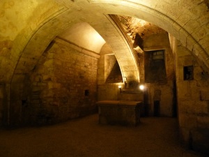 L'une des plus anciennes cryptes de France : la crypte de l'ancienne église Saint-Léger à Saint-Maixent, qui remonte au VIIe siècle et a été consolidée au XIIIe. 